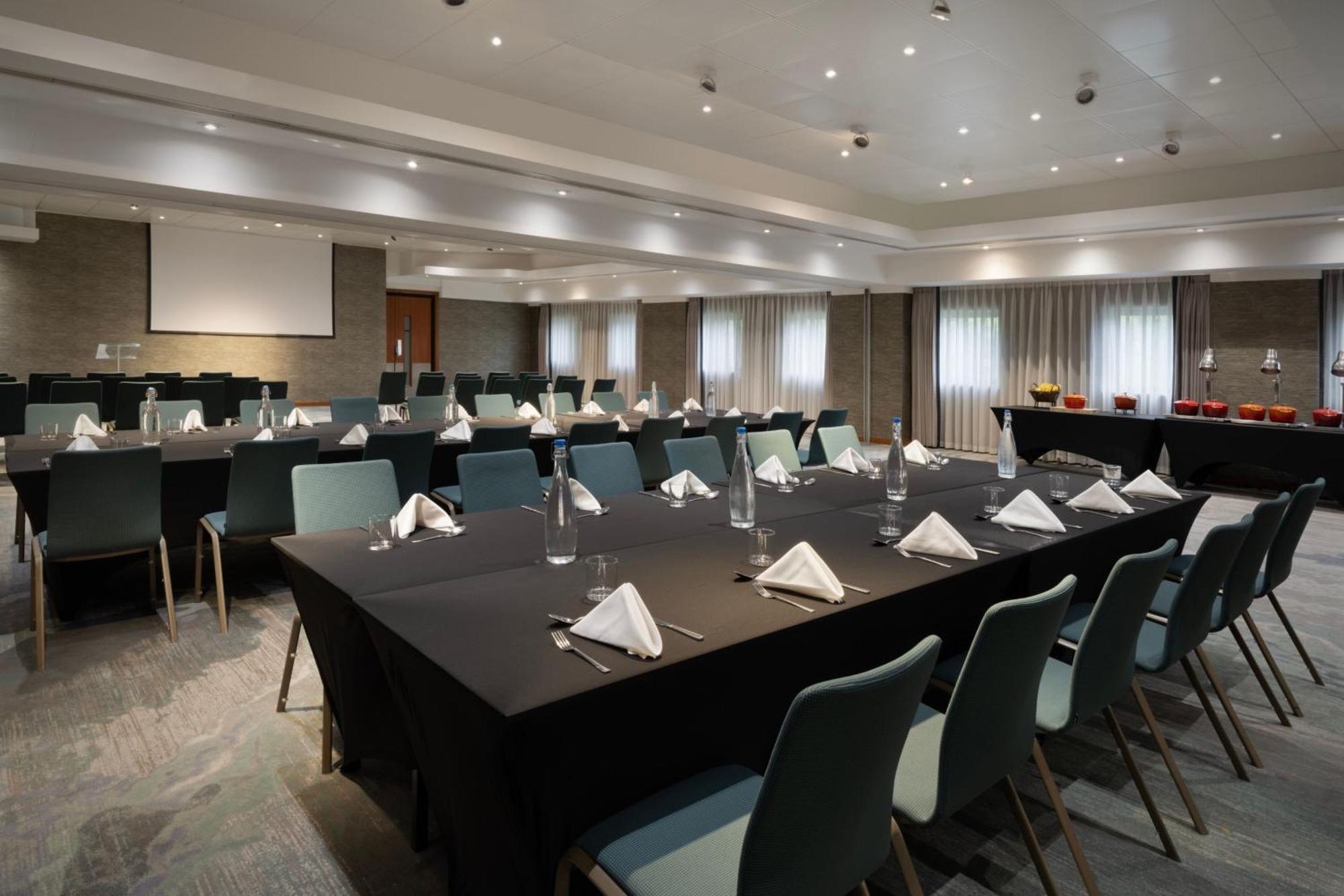 Delta Hotels By Marriott Manchester Airport Hale  Bagian luar foto