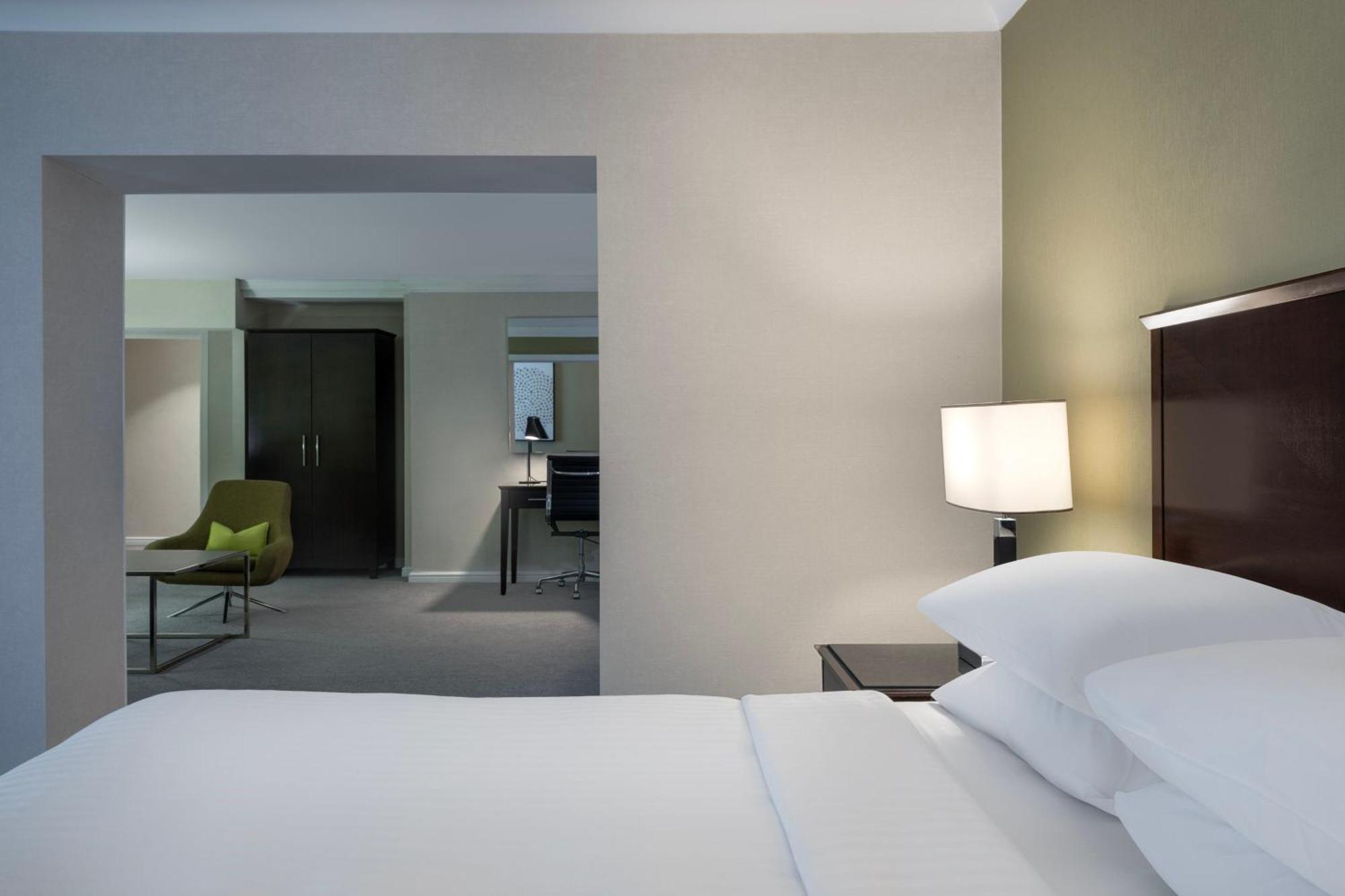 Delta Hotels By Marriott Manchester Airport Hale  Bagian luar foto