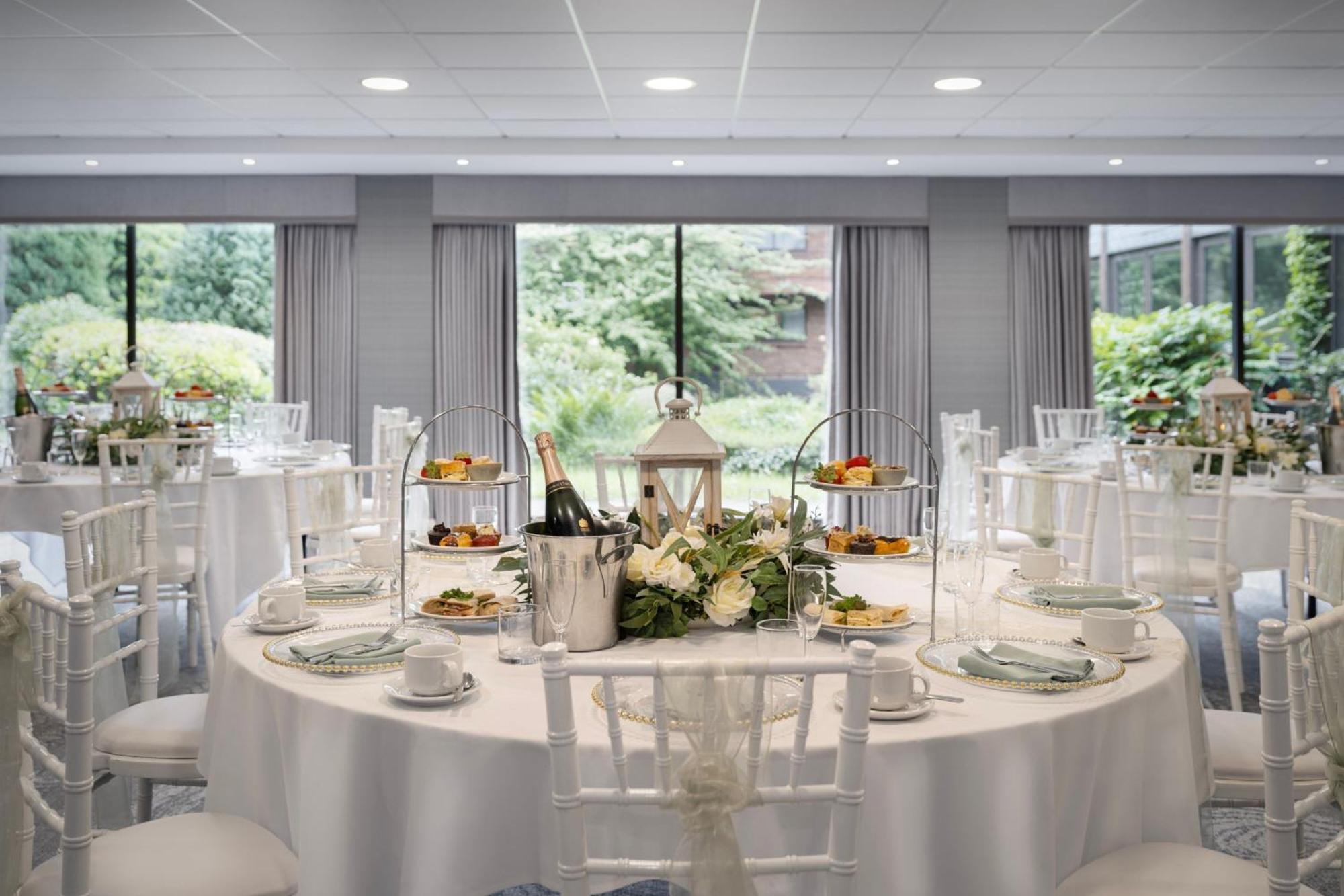 Delta Hotels By Marriott Manchester Airport Hale  Bagian luar foto