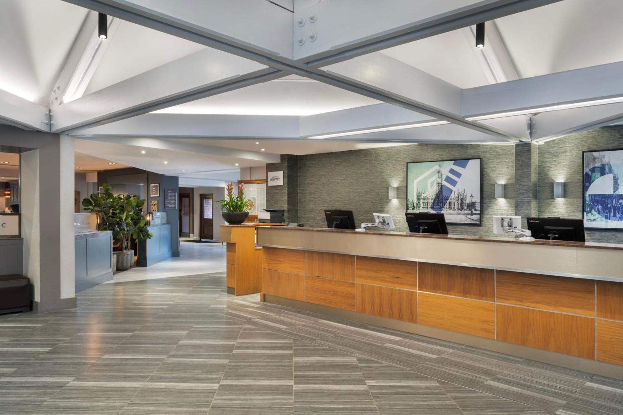 Delta Hotels By Marriott Manchester Airport Hale  Bagian luar foto