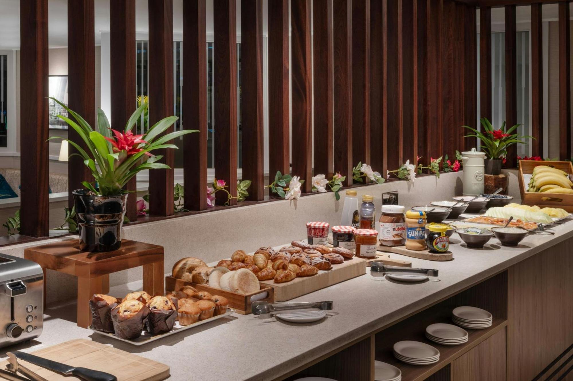 Delta Hotels By Marriott Manchester Airport Hale  Bagian luar foto