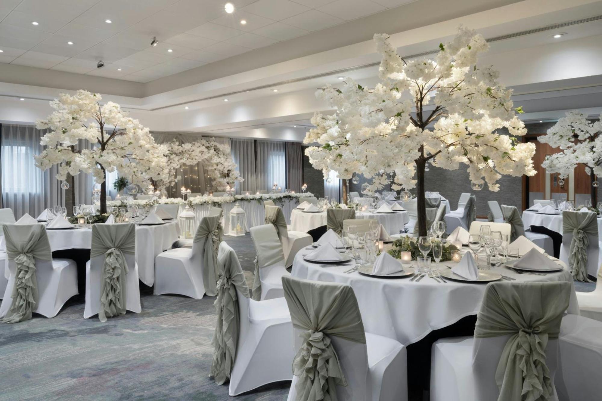 Delta Hotels By Marriott Manchester Airport Hale  Bagian luar foto